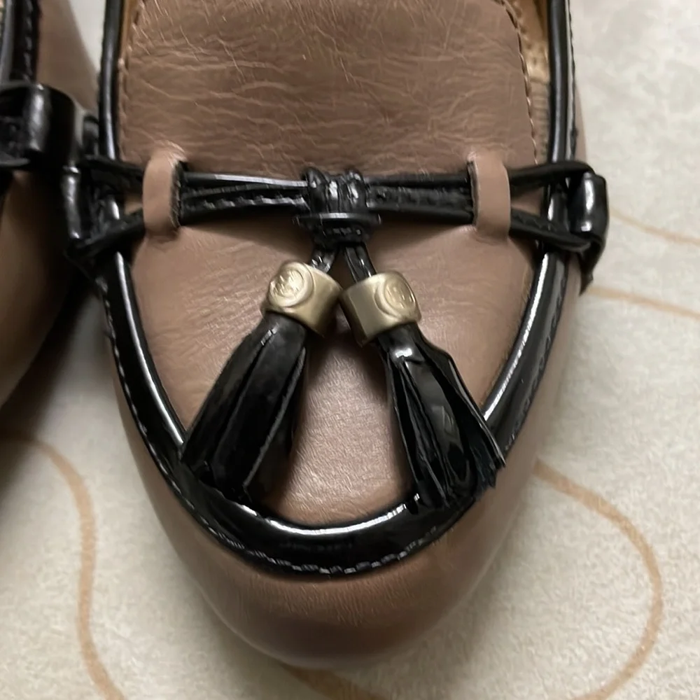 Joan & David Taupe & Black Leather/Patent Pumps - Picture 7 of 8